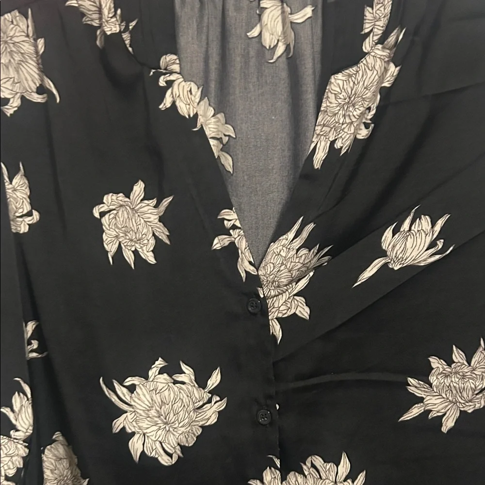 T Tahari Black and White Floral Blouse - Picture 3 of 4